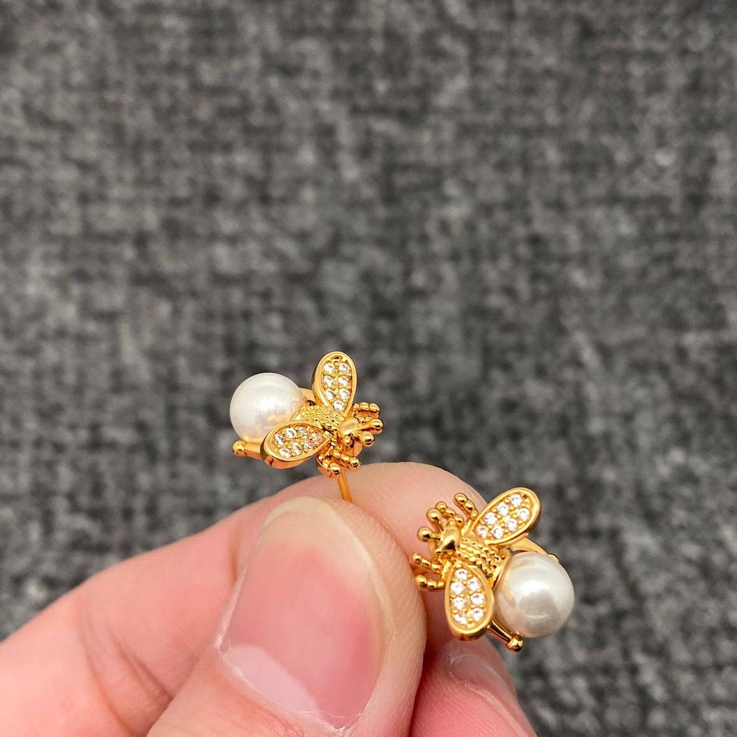 Mini Bee Inlaid with Pearl & Cubic Zirconia Ear Studs