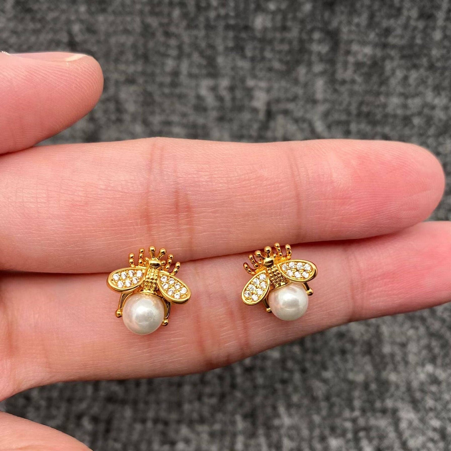 Mini Bee Inlaid with Pearl & Cubic Zirconia Ear Studs